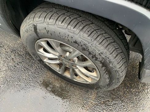Used 2019 Jeep Cherokee Latitude Plus w/ Cold Weather Group AWD/4WD image 5