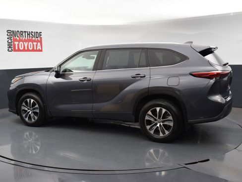 Used 2022 Toyota Highlander XLE image 2