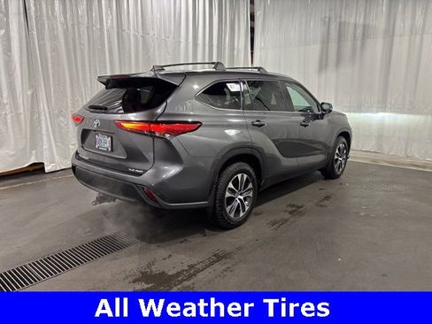 Used 2021 Toyota Highlander XLE image 3