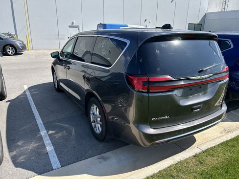 Used 2023 Chrysler Pacifica Touring-L FWD image 5