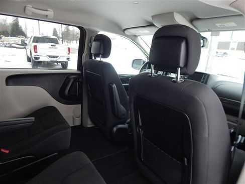 Used 2018 Dodge Grand Caravan SE w/ UConnect Hands-Free Group image 14
