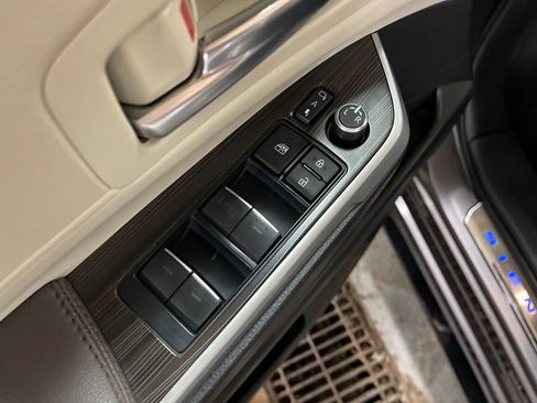 Certified 2024 Toyota Sienna Platinum image 11