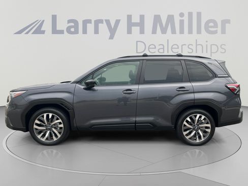 Used 2025 Subaru Forester Touring AWD/4WD image 2