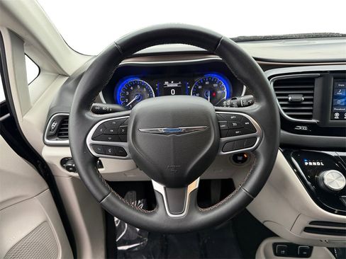 Used 2018 Chrysler Pacifica Touring-L image 12