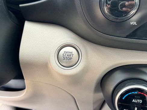 Used 2025 Hyundai Venue SEL FWD image 18