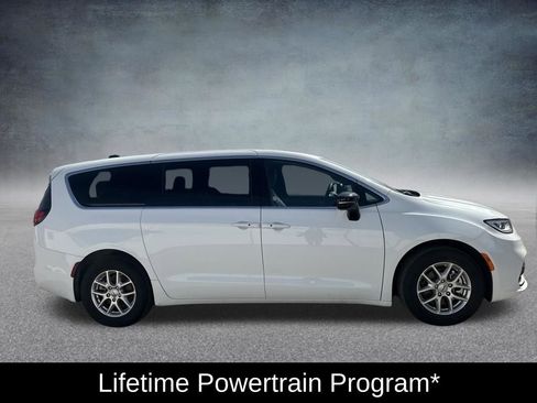Used 2025 Chrysler Pacifica Select image 4