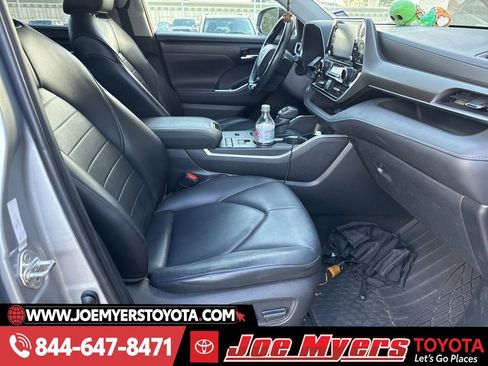 Used 2020 Toyota Highlander XLE image 4