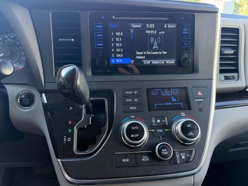 Used 2015 Toyota Sienna XLE FWD image 14