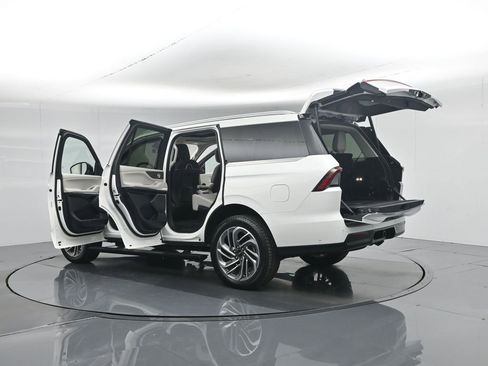 Used 2025 Lincoln Navigator Reserve AWD/4WD image 38