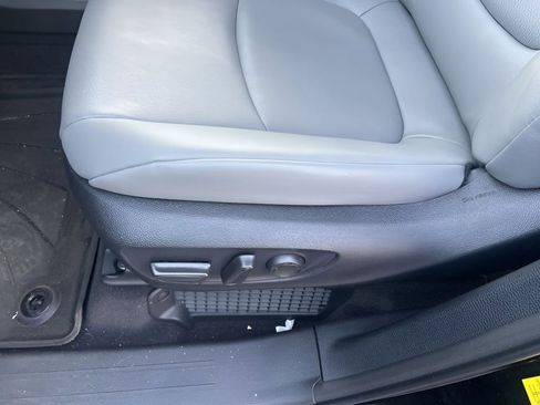 Used 2025 Toyota Sienna XLE image 21