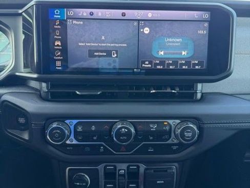 Used 2025 Jeep Wrangler Sahara image 7