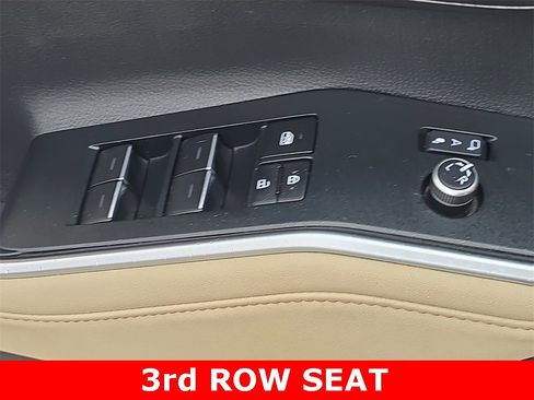 Used 2024 Toyota Highlander Limited image 29