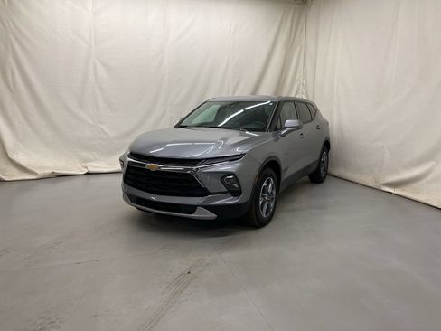Used 2025 Chevrolet Blazer LT AWD/4WD image 2