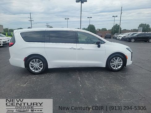 New 2027 Chrysler Pacifica Select FWD image 6