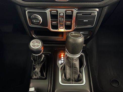 Used 2024 Jeep Gladiator Sport AWD/4WD image 19