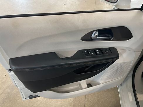 Used 2017 Chrysler Pacifica Touring-L w/ Tire & Wheel Group FWD image 22