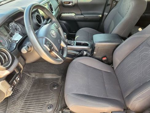 Used 2017 Toyota Tacoma TRD Off-Road w/ Premium & Technology Package image 9