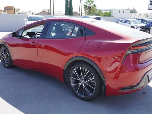Used 2024 Toyota Prius XLE FWD image 4