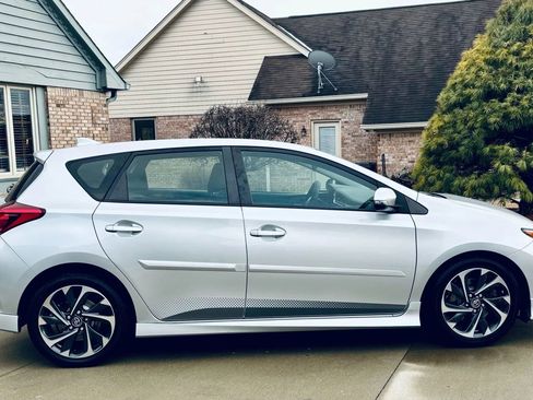 Used 2017 Toyota Corolla iM image 2