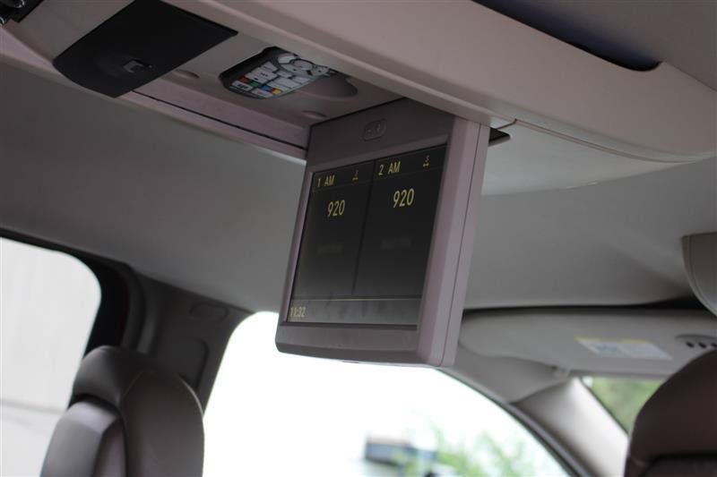Used 2013 Chrysler Town & Country Touring FWD image 14