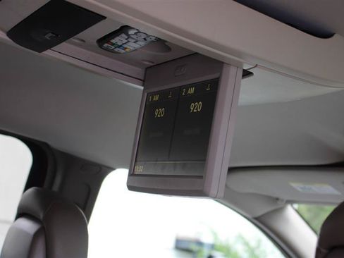 Used 2013 Chrysler Town & Country Touring FWD image 14