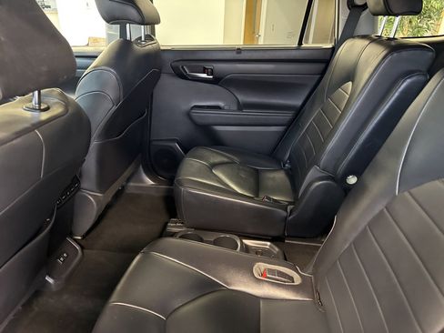 Used 2020 Toyota Highlander XLE image 14