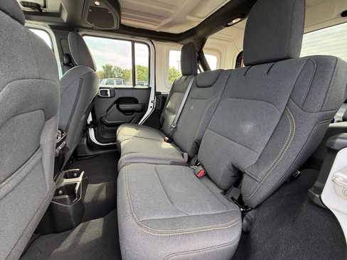 Used 2025 Jeep Wrangler Unlimited Sahara AWD/4WD image 25