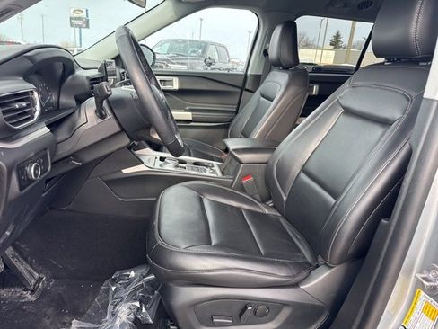 Used 2023 Ford Explorer XLT w/ Equipment Group 202A image 9