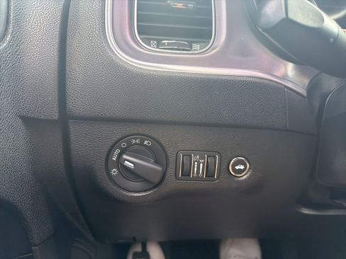 Used 2019 Dodge Charger SXT RWD image 18