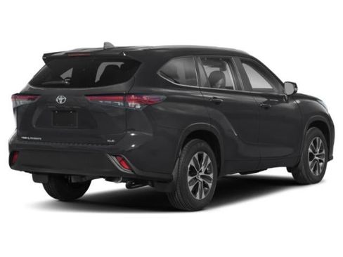 Used 2023 Toyota Highlander XLE AWD/4WD image 2