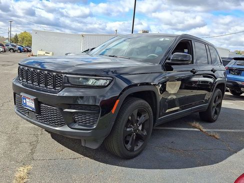 Used 2023 Jeep Grand Cherokee Altitude AWD/4WD image 6