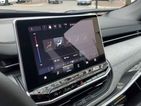 Certified 2024 Jeep Compass Latitude image 12