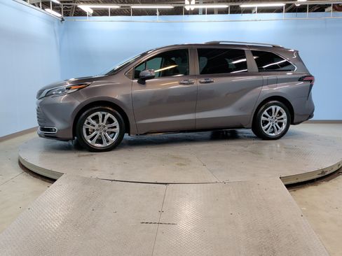 Used 2023 Toyota Sienna Platinum image 8