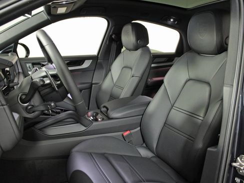 Certified 2025 Porsche Cayenne S image 5