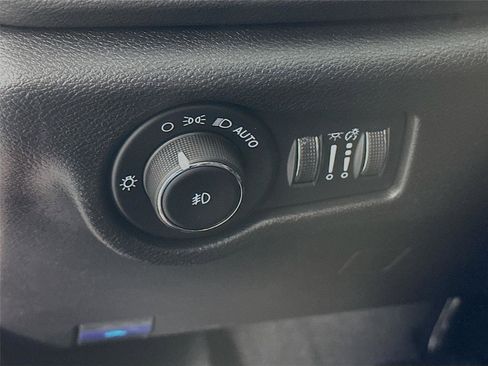 Used 2025 Chrysler Pacifica Select image 10