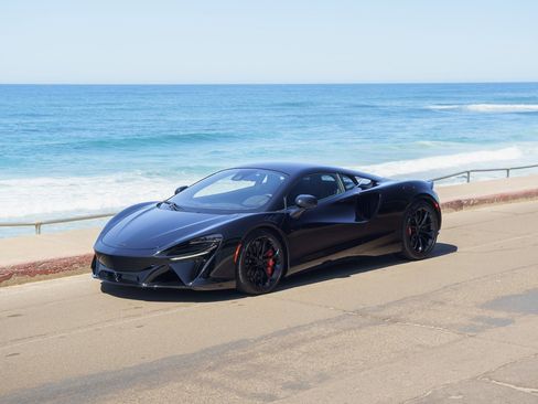 Used 2025 McLaren Artura image 1