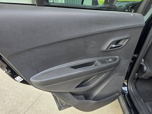 Used 2020 Chevrolet Trax LT FWD image 19