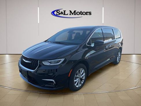 Used 2025 Chrysler Pacifica Select AWD/4WD image 3
