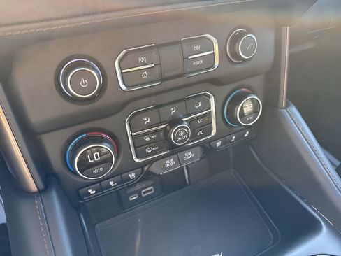 Used 2021 Chevrolet Suburban High Country image 34