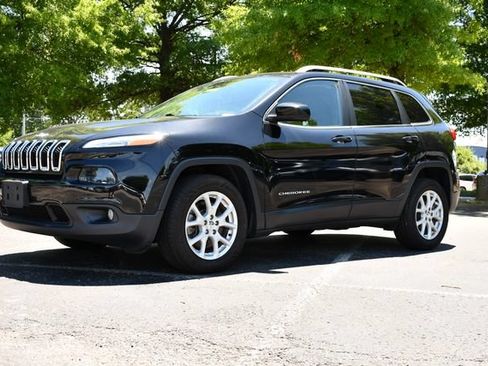 Used 2017 Jeep Cherokee Latitude w/ Cold Weather Group FWD image 3