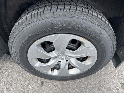 Used 2023 Toyota RAV4 LE AWD/4WD image 5