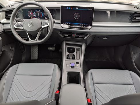Used 2025 Volkswagen Tiguan SE AWD/4WD image 10
