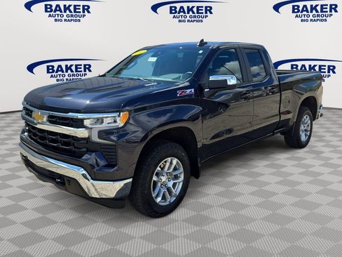 Used 2022 Chevrolet Silverado 1500 LT AWD/4WD image 3