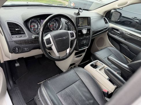 Used 2016 Chrysler Town & Country Touring FWD image 11