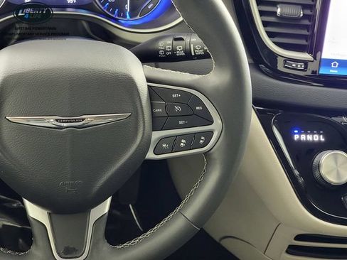 Used 2022 Chrysler Pacifica Touring-L FWD image 29