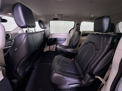 Used 2024 Chrysler Pacifica Touring-L image 27