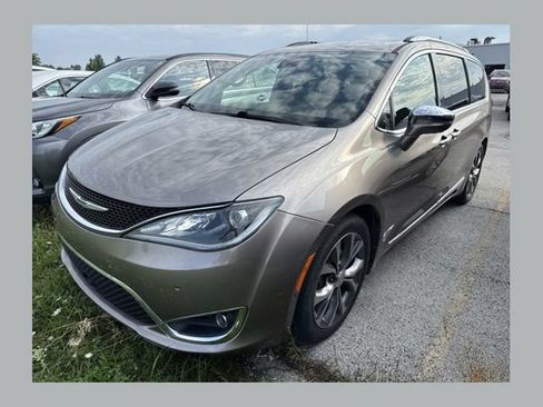 Used 2018 Chrysler Pacifica Limited w/ Tire & Wheel Group FWD image 1