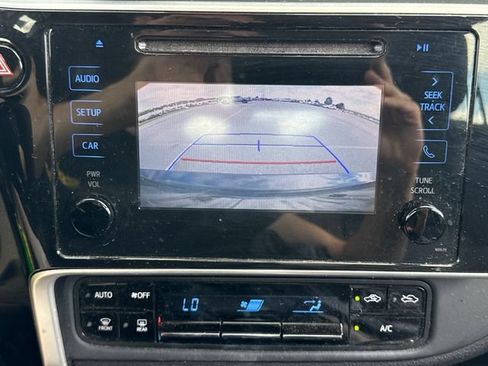Used 2018 Toyota Corolla LE w/ Carpet Mat Package (TMS) FWD image 27