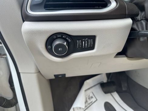 Used 2017 Chrysler Pacifica Touring-L FWD image 15