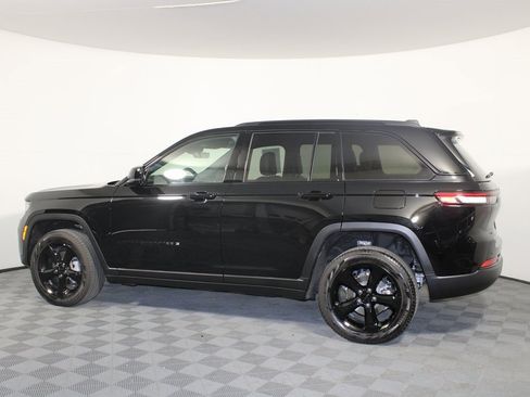 Used 2025 Jeep Grand Cherokee Limited w/ Black Appearance Package image 5